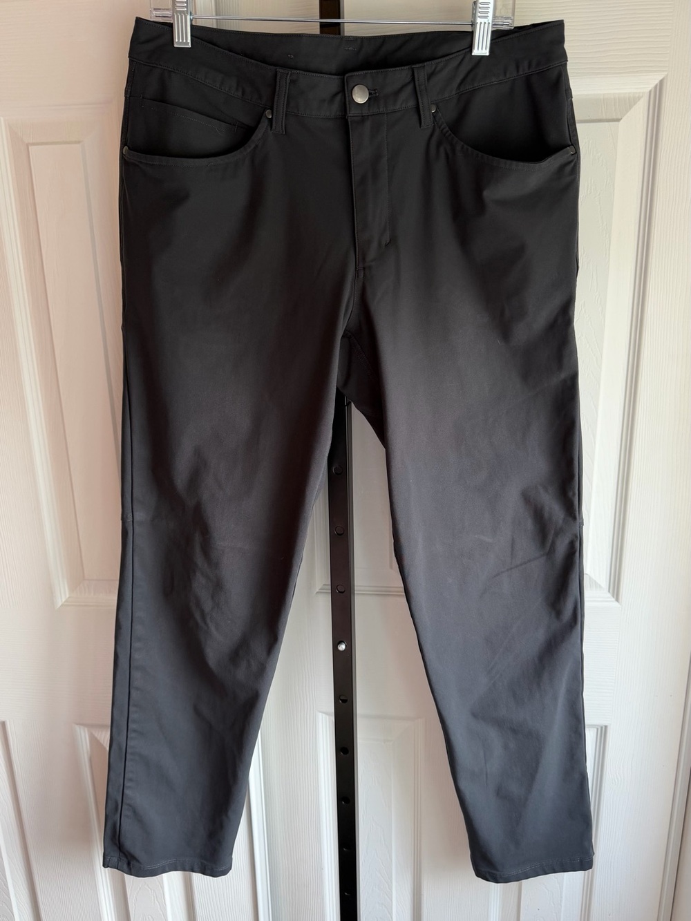 Lululemon Men’s ABC Classic-Fit 5 Pocket
Pant Warpstreme Obsidian Size: 33 - Picture 2 of 9